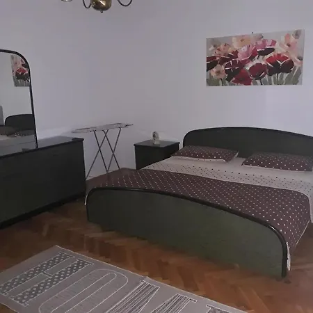 Guest house With A Parking Space 15207 Split